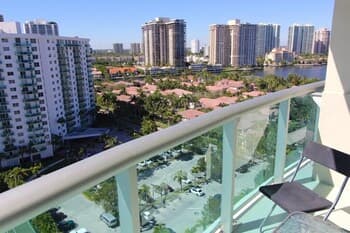 1 Bedroom + Den Bay View Apartment Or1610