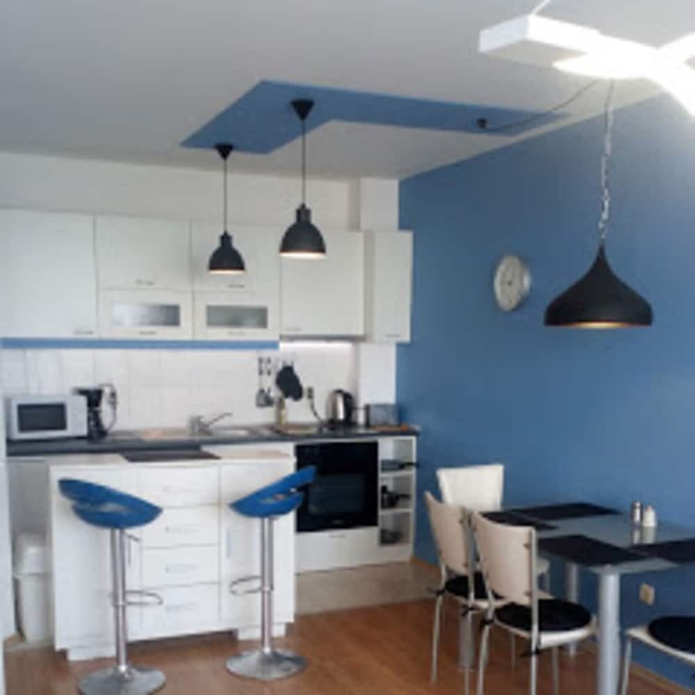 Stunning Beach Apart-sleeps 5! Pool & Sea Views!