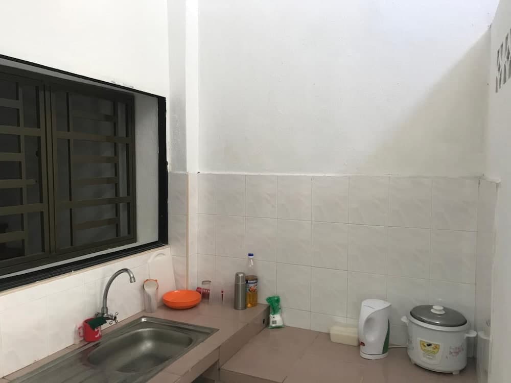 B&L Islanders Inn - Hostel