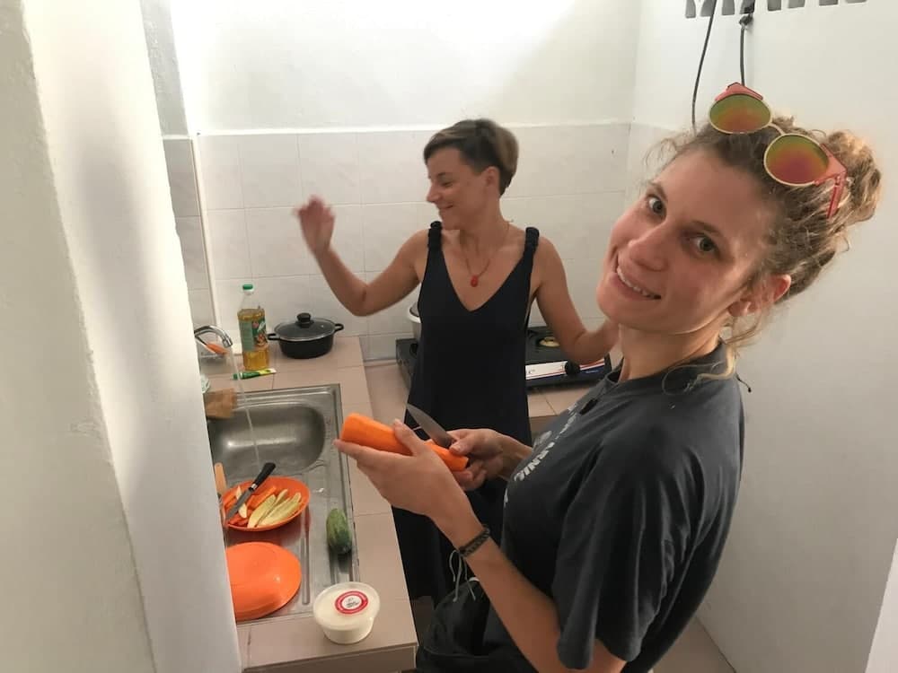 B&L Islanders Inn - Hostel