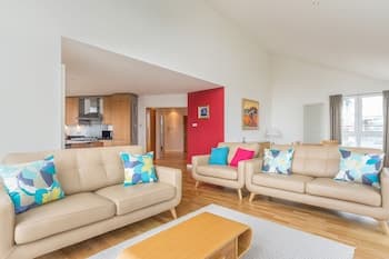 403 Portland Gardens Penthouse Apartment