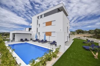 Pool Apartments & Rooms Mare