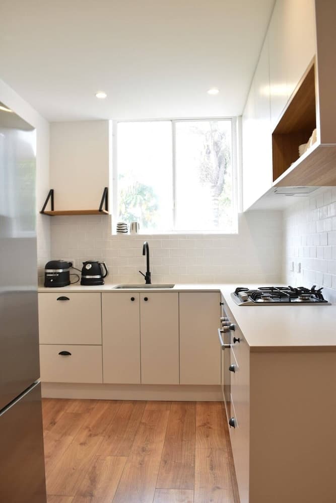 Light And Airy 2 Bedroom North Bondi Apartment