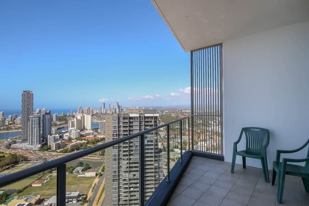 Spacious 3 Bedroom Apartment on the 39th Floor With Pool