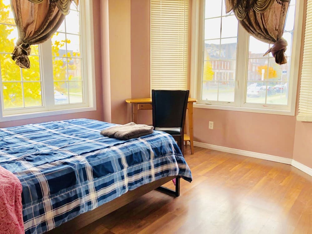 Quiet Room Around York University Subway