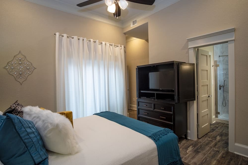 Brand NEW Large Impressive House Near Downtown!