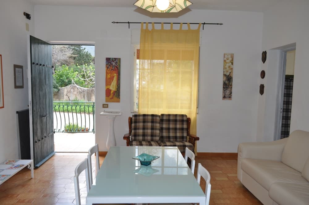 Casa Aisha con ampio giardino sul mare