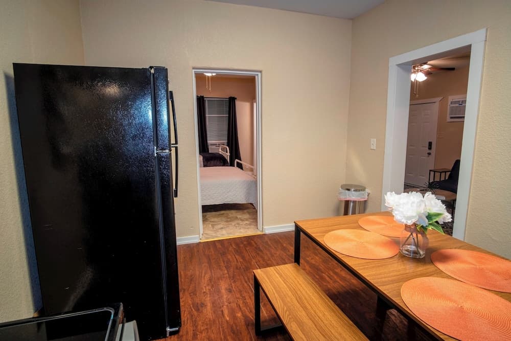 Cozy Downtown Guest House 2br/1ba Sleeps 8