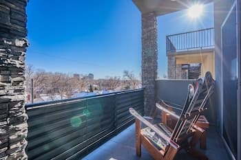 4BR Mnt Viewsmodern Urbanityrooftop Patio