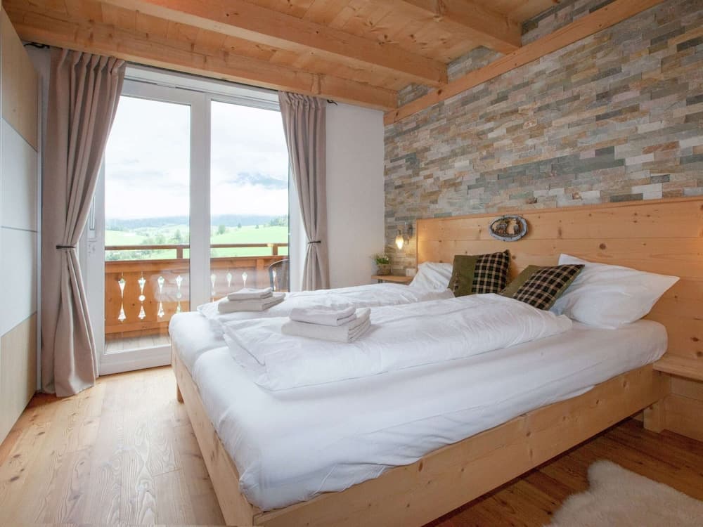 Stunning Holiday Home With Balcony, Ski Storage, Parking