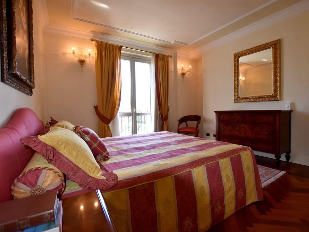 Luxurious Villa in Lombardy with Garden & Hot Tub