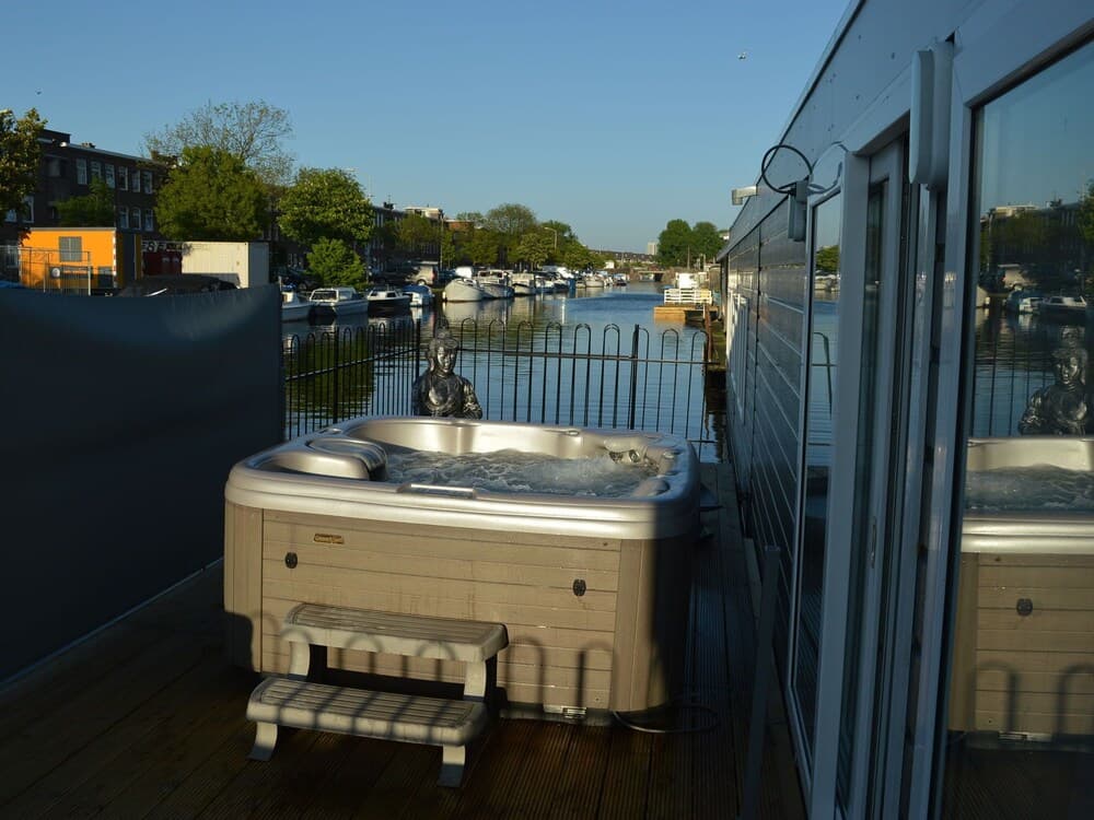 Beautiful Houseboat Terrace,jacuzzi,private Parking Bicycles 4 km From the Beach