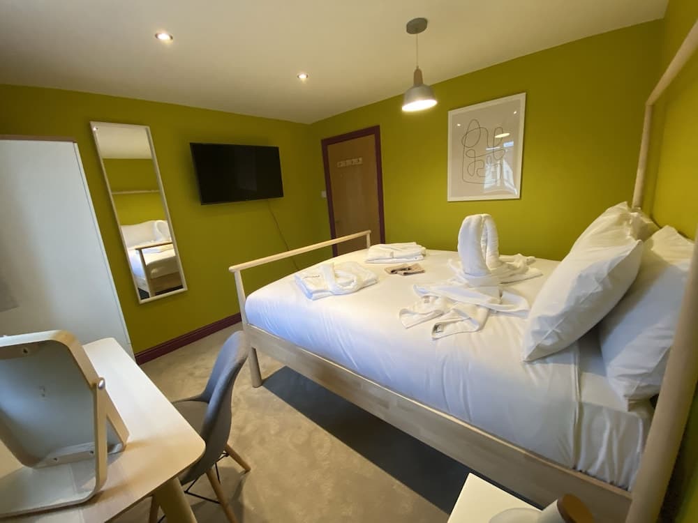 Aaron Wise - 17 Fitzhamon Apartments