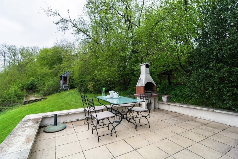 Perfect Spot on Edge of Large Woods with Hot Tub