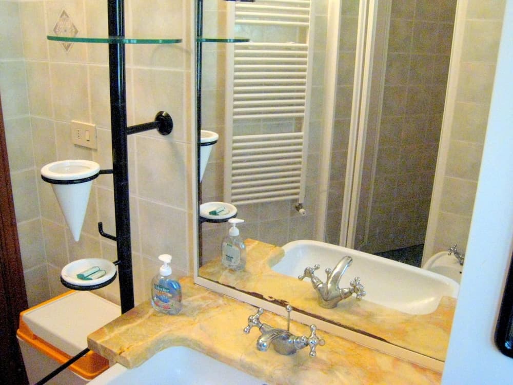 Tuscan Charm: Frassini Cottage