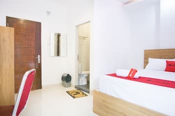 RedDoorz @ RS Adam Malik Medan