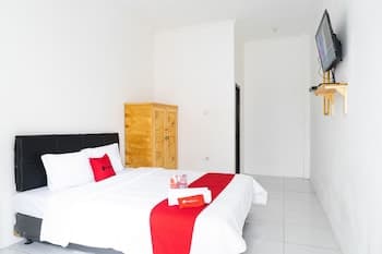 RedDoorz Syariah near Jatisampurna Hospital