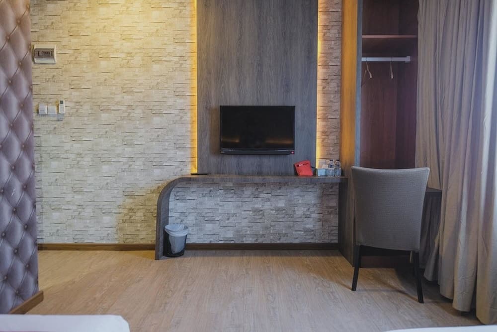 RedDoorz Plus near Pantai Coastarina 2