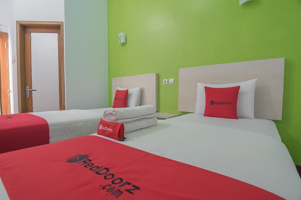 RedDoorz Plus near Alun Alun Kuningan