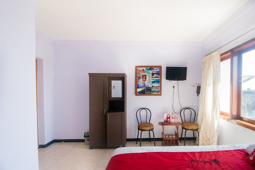 RedDoorz near Pantai Boom