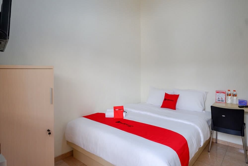 RedDoorz near Alun Alun Kudus 2