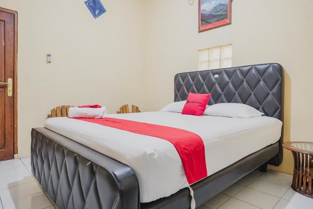 RedDoorz Syariah near Stadion Maulana Yusuf