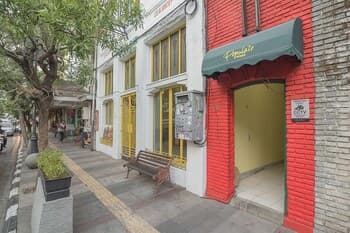 RedDoorz Hostel near Braga Citywalk