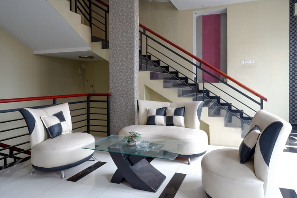 RedDoorz near Monumen Habibi Ainun