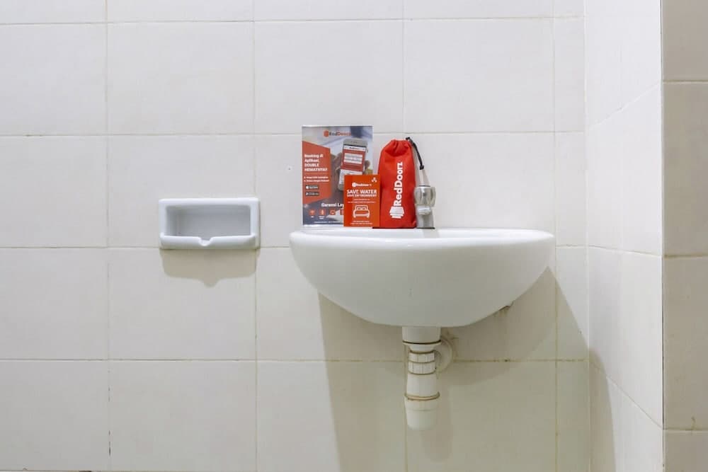 RedDoorz near Widya Mandala University