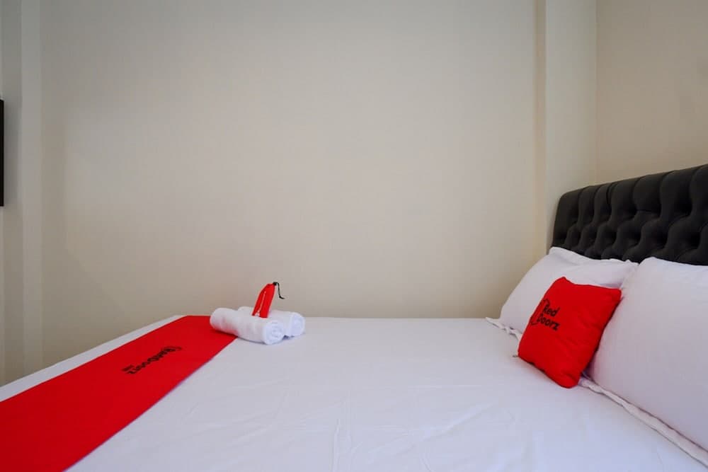 RedDoorz near Millenium Waterpark Palu