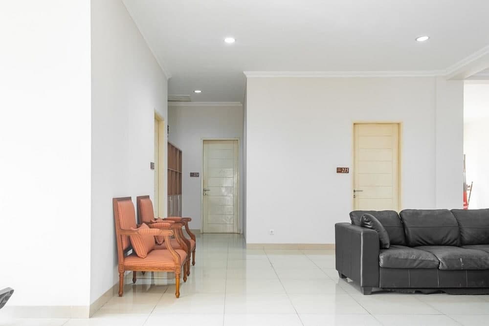 RedDoorz near Siloam Karawaci 3
