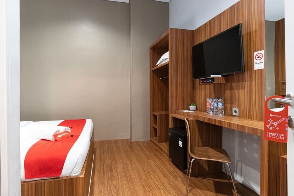 RedDoorz Premium near Centre Point Mall Medan