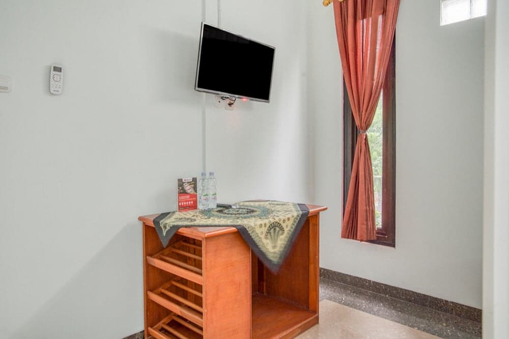 RedDoorz near Taman Mini Jakarta