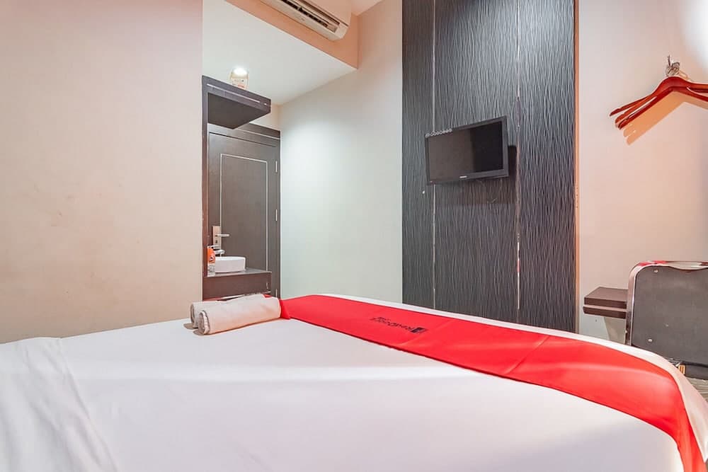 RedDoorz near Stadion Sanaman Mantikei