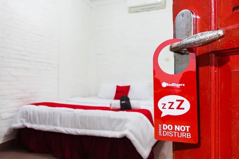 RedDoorz near Universitas Pamulang