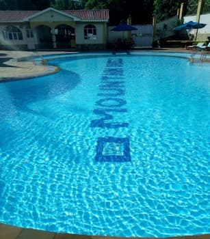 Mountain Breeze Hotel