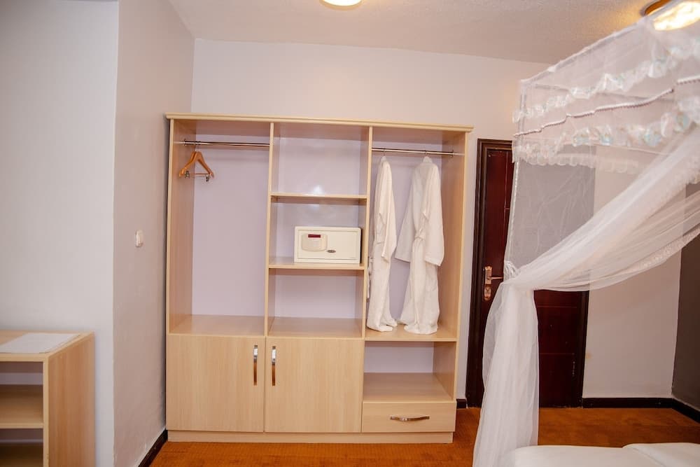 La Villa Cafe & Suites