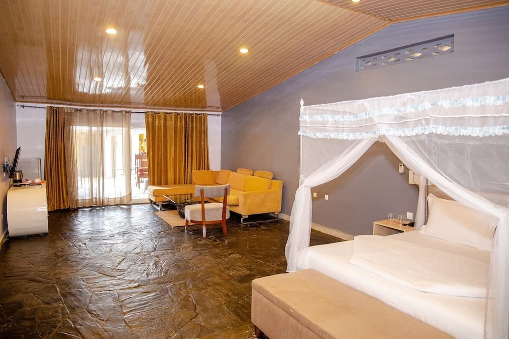 La Villa Cafe & Suites