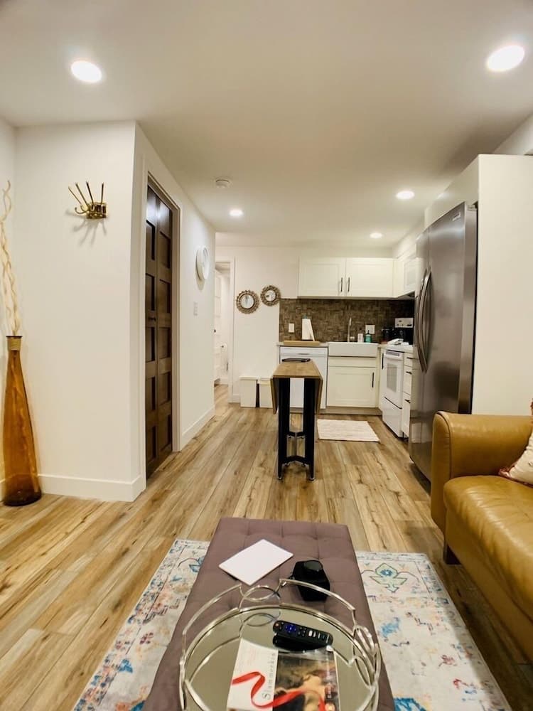 Phinneywood Basement Hideaway - Zoo meets Lake