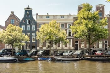 17th Century Canal Apartment with Roof Terrace
