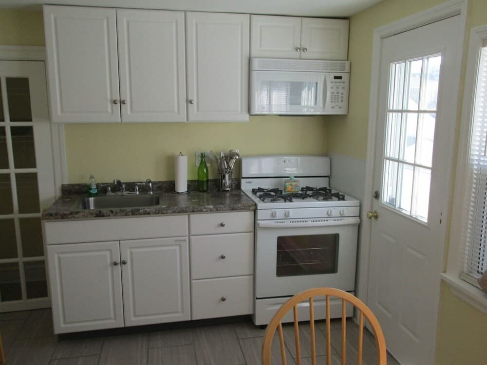 Ww242 East Hand Avenue, 2nd Floor