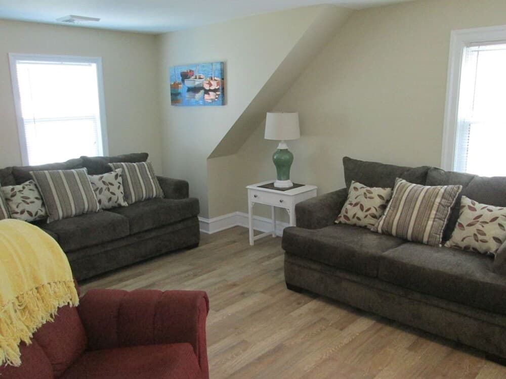 Ww242 East Hand Avenue, 2nd Floor