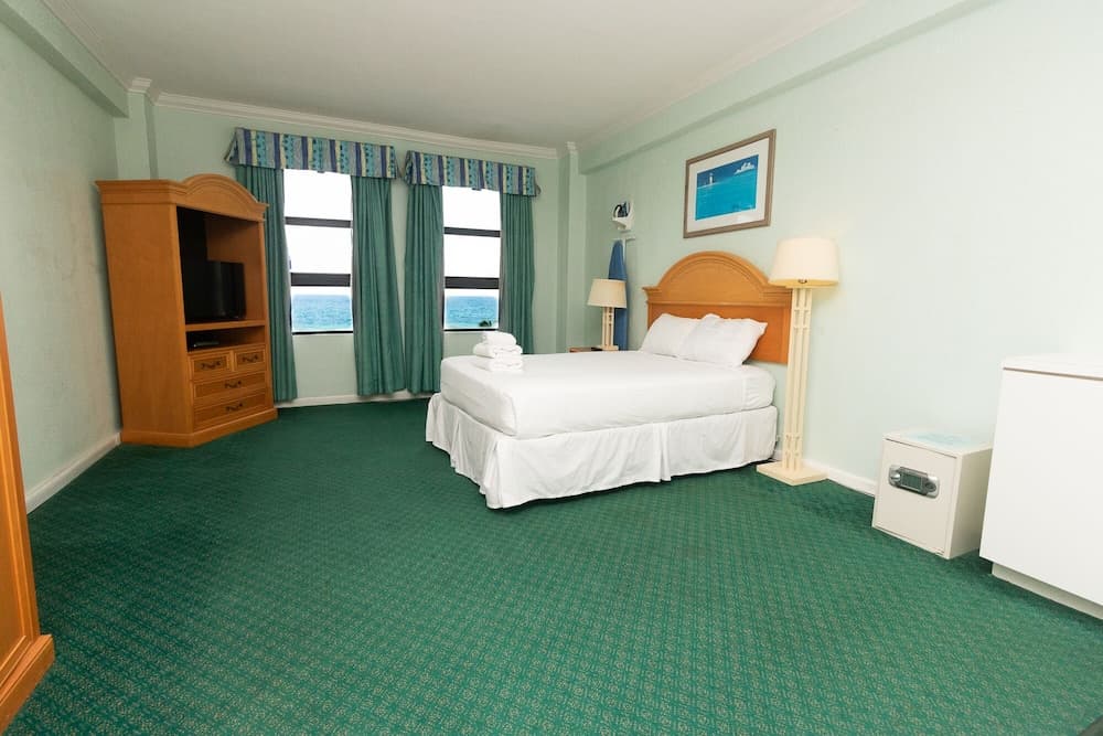 626 Ocean View Hollywood Studio