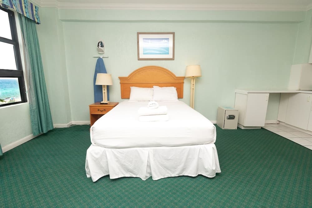 626 Ocean View Hollywood Studio