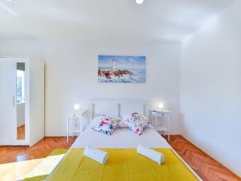 Villa Dragica mit Pool auf Terasse nur 50 m vom Meer in Privlaka, Kroatien