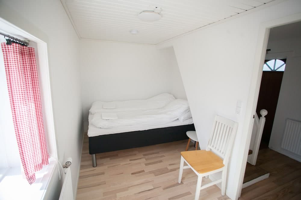 Red Robin - Vacation homes next to Svartifossur waterfall