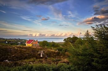 Red Robin - Vacation homes next to Svartifossur waterfall