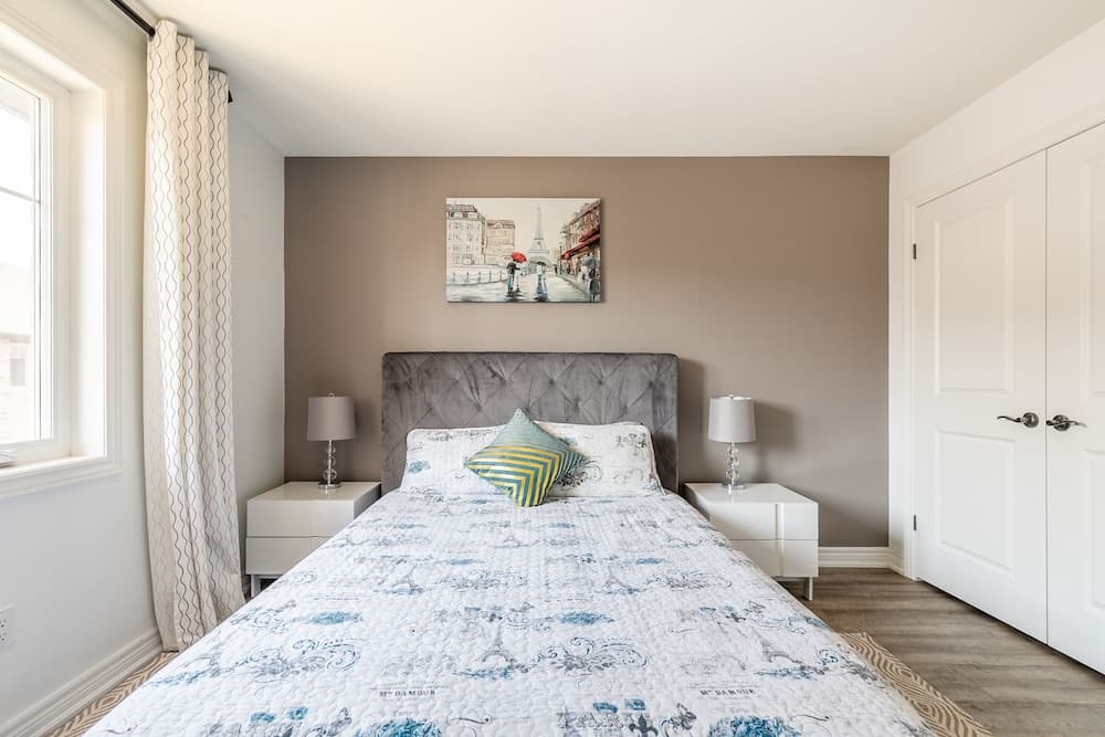 GLOBALSTAY. Modern Lake Ontario Townhomes