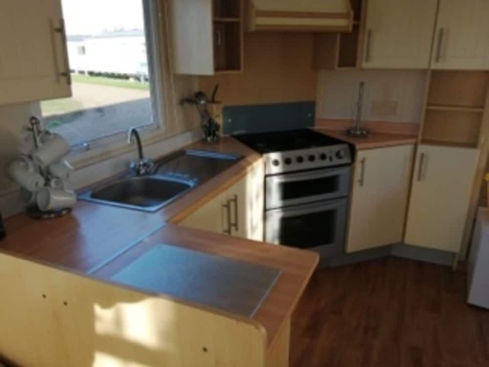 Pets Stay Free 3 Bedroom Caravan at Heacham Beach