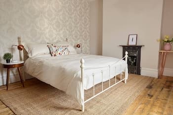 Chic Top Floor Apartment in the Heart of Westbourne Arcade